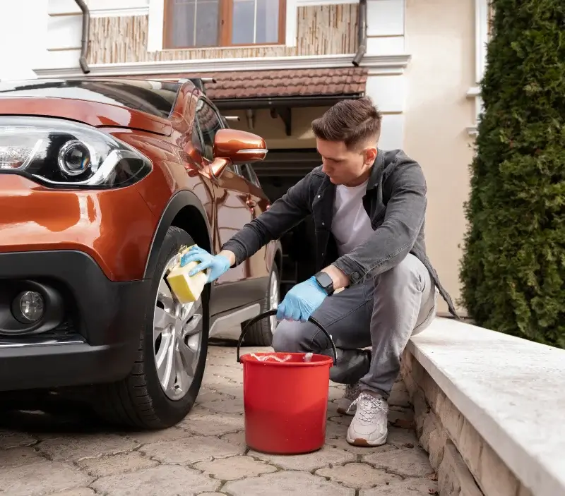 Lavage auto à domicile Crandelles : professionnel intervenant sur un véhicule